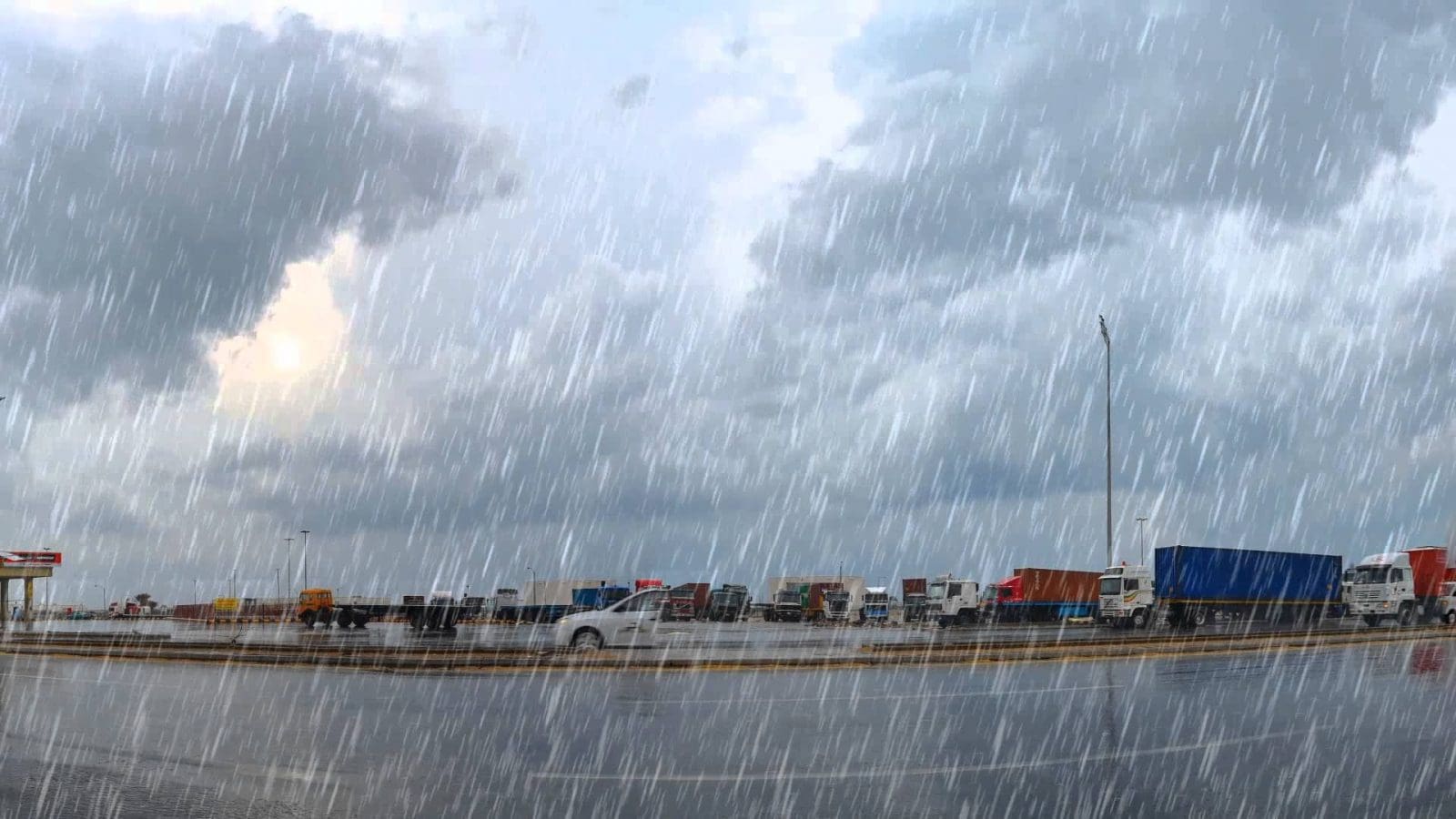 أمطار رعدية وسيول على مناطق عدة بالمملكة