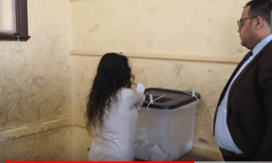 بالفيديو أول سيدة تشارك في الاستفتاء على التعديلات الدستورية وتستفتي بقدميها