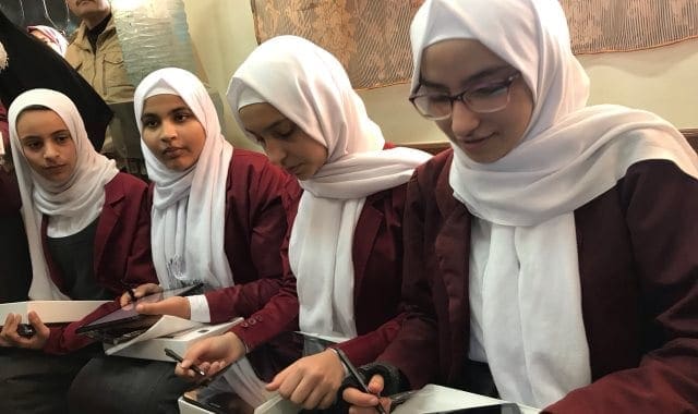 طلاب أولى ثانوي ونظام التابلت الجديد