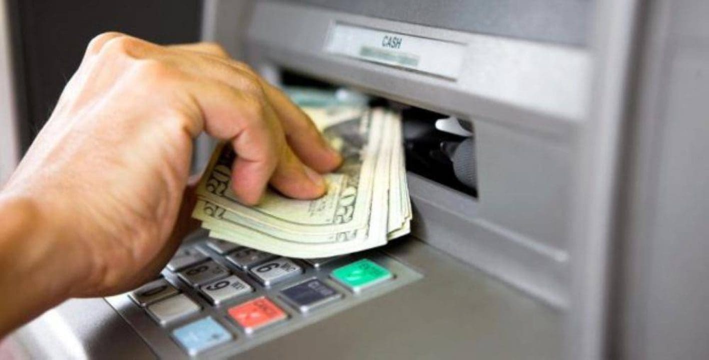 البنوك السعودية توضح كيفية التعامل عند حدوث مشكلة أثناء استخدام الصراف الآلي